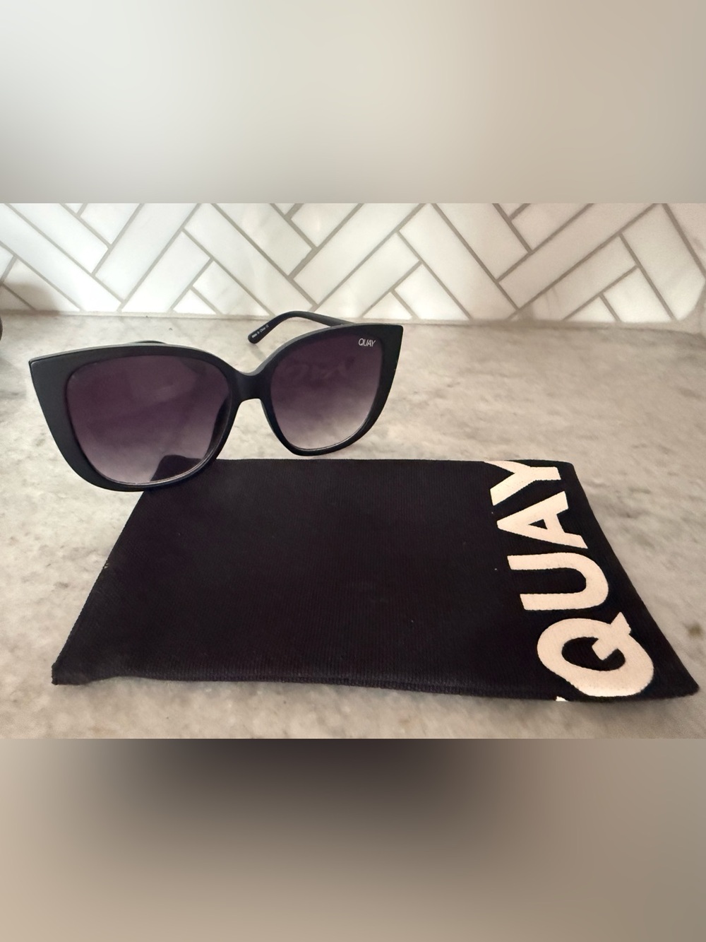 Quay Australia EVER AFTER oversized sunglasses - Picture 7 of 9